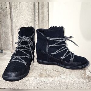 NWOB Skechers Plus 3 Trois Suede Lace-up Bootie Size 9